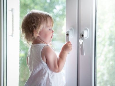 Ограничитель открывания на пластиковое окно: виды и установка